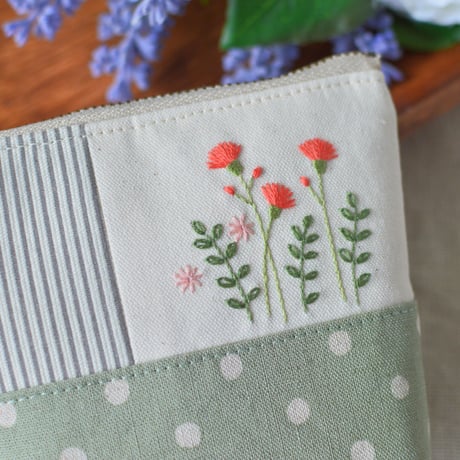花刺繍のミニポーチ（スモークグリーン）