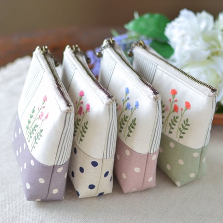 花刺繍のミニポーチ（スモーク紫）