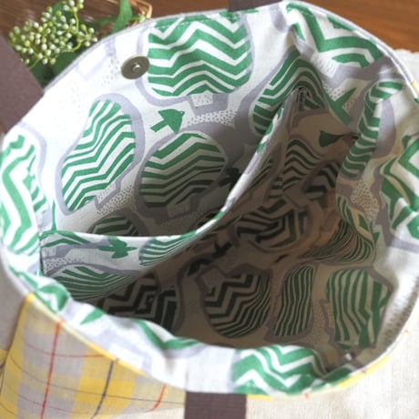 黄色いチェックのショルダーバッグ