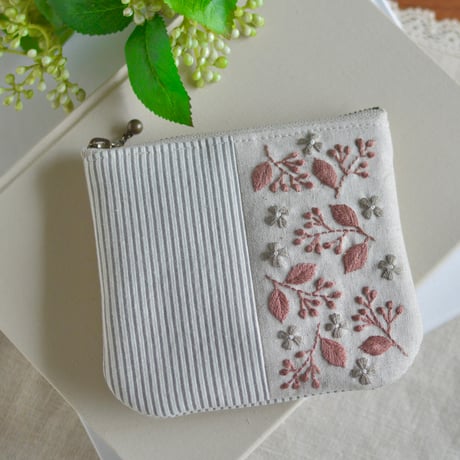 ピンクベージュ色の刺繍ポーチ