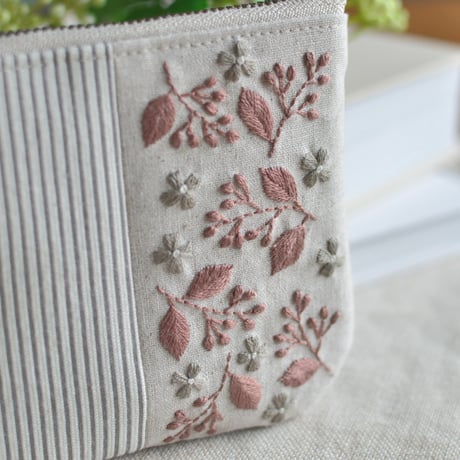 ピンクベージュ色の刺繍ポーチ
