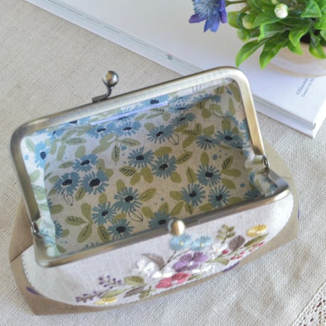花刺繍のがま口ポーチ