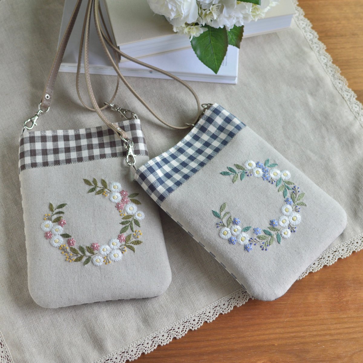 FlowerMaid 花刺繍 スマホショルダーバッグ 花刺繍のスマホショルダー（紺） | アトリエ＊ノート