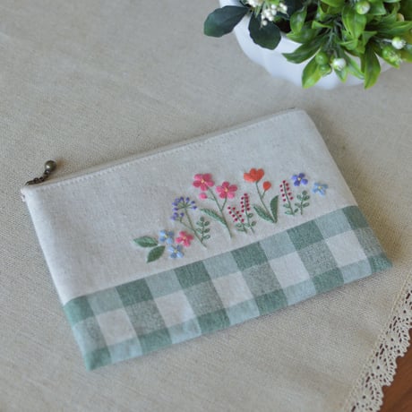 花刺繍のフラットポーチ（チェック）