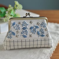 ブルーの刺繍のがま口ポーチ