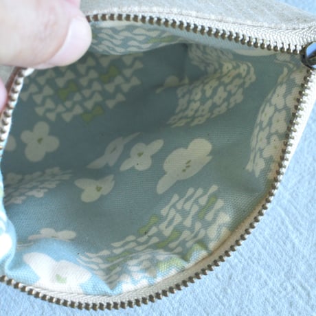 花刺繍の四角いポーチ