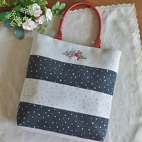 ボーダー柄の手提げバッグ