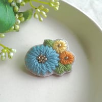 毛糸のお花ブローチ（青）