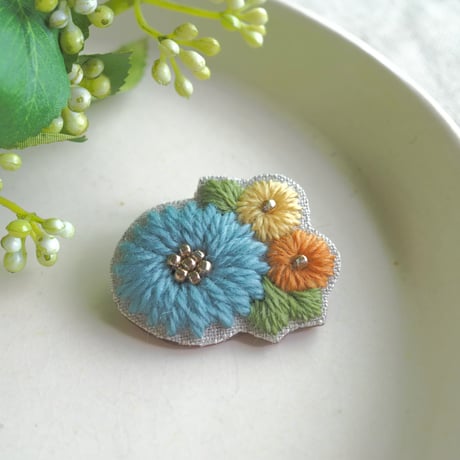 毛糸のお花ブローチ（青）
