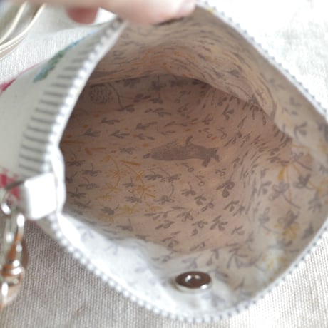 花刺繍のスマホショルダー