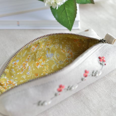 花刺繍のペンケース（オレンジ）
