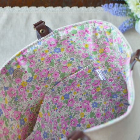 花刺繍のフラットバッグ