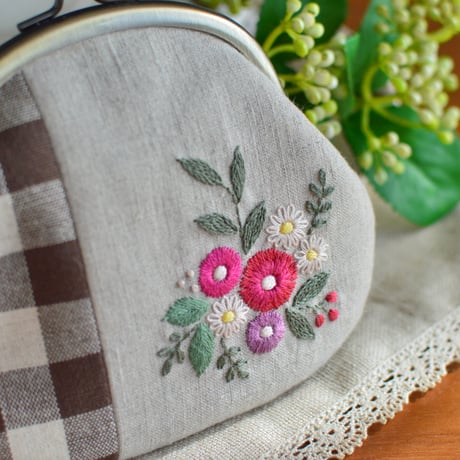 花刺繍のがま口（ブラウンチェック）