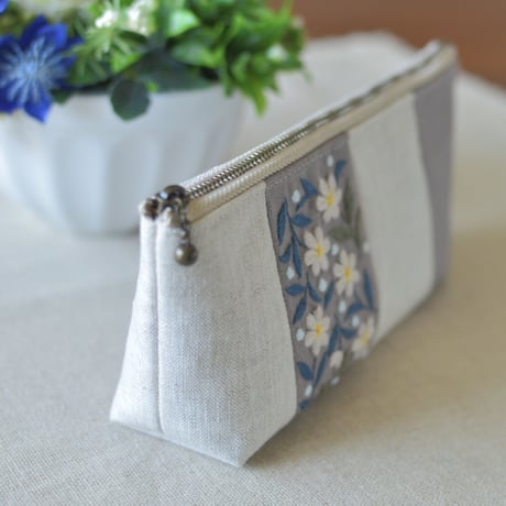 花刺繍の横長ポーチ