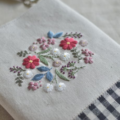 花刺繍のスマホポシェット