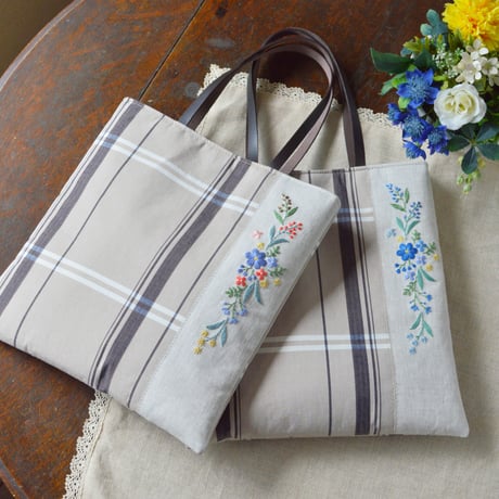 花刺繍のミニフラットバッグ