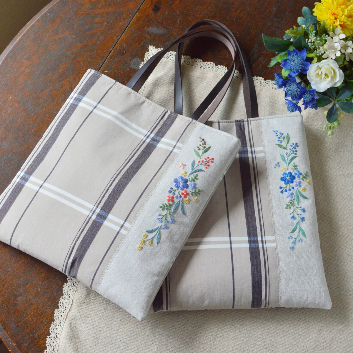 青い花刺繍のミニフラットバッグ | アトリエ＊ノート