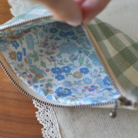 花刺繍のフラットポーチ（チェック）