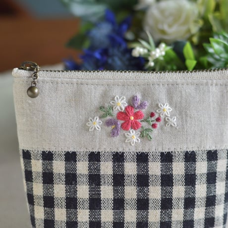 花刺繍のミニポーチ（赤い花）