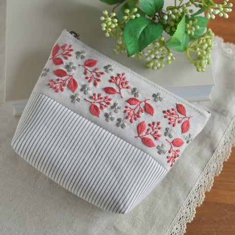 赤い刺繍のポーチ