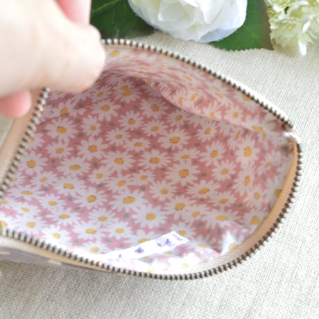 花刺繍のフラットポーチ（ドット柄）