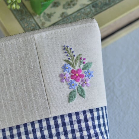 花刺繍の四角いポーチ