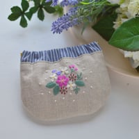 花刺繍のミニバネポーチ（ブルー）