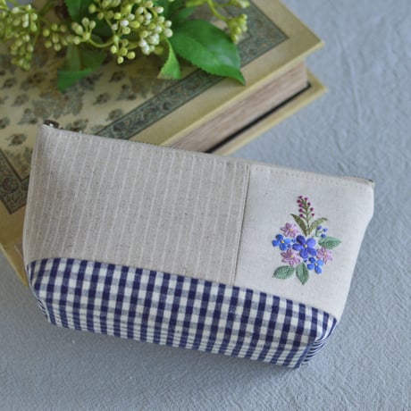 花刺繍の横長ポーチ