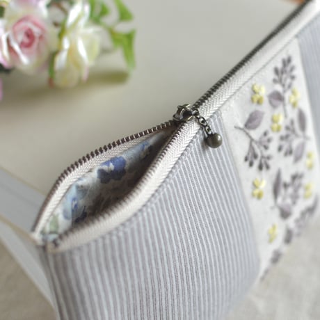 スモークパープル色の刺繍ポーチ