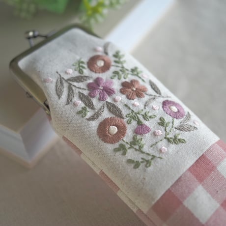 花刺繍のがま口ペンケース