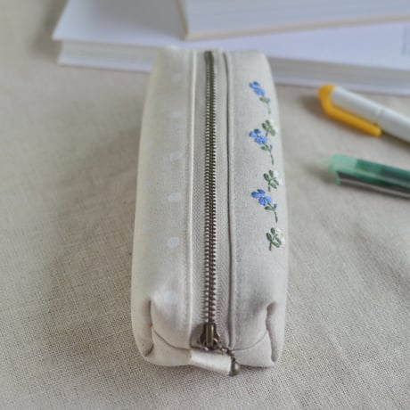 花刺繍のペンケース（ブルー）