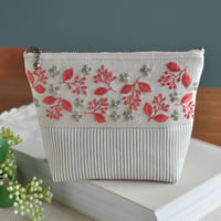 赤い刺繍のポーチ