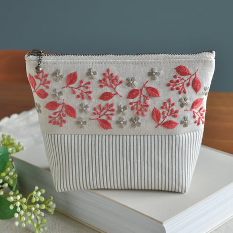 赤い刺繍のポーチ