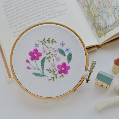 ピンクの花の刺繍図案