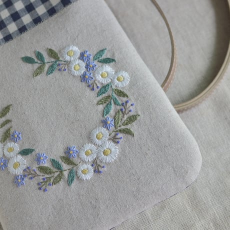 花刺繍のスマホショルダー（紺）