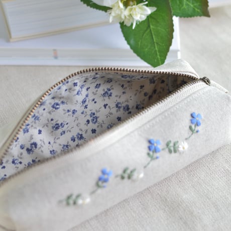 花刺繍のペンケース（ブルー）