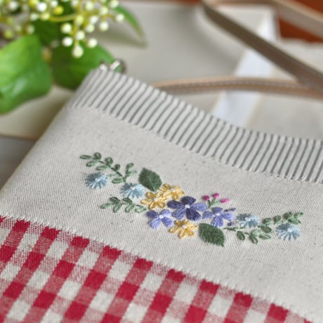 花刺繍のスマホショルダー