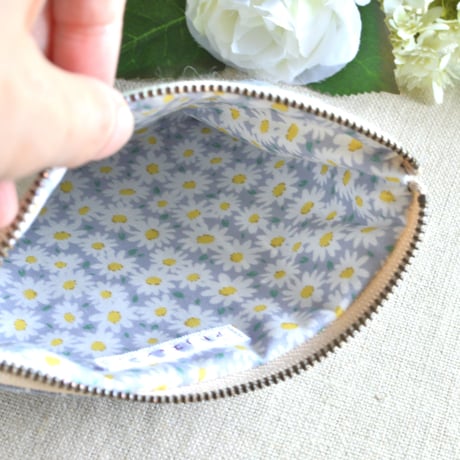 花刺繍のフラットポーチ（ストライプ柄）