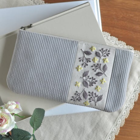 スモークパープル色の刺繍ポーチ