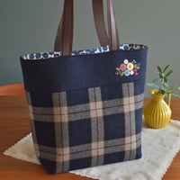 紺色チェックのトートバッグ