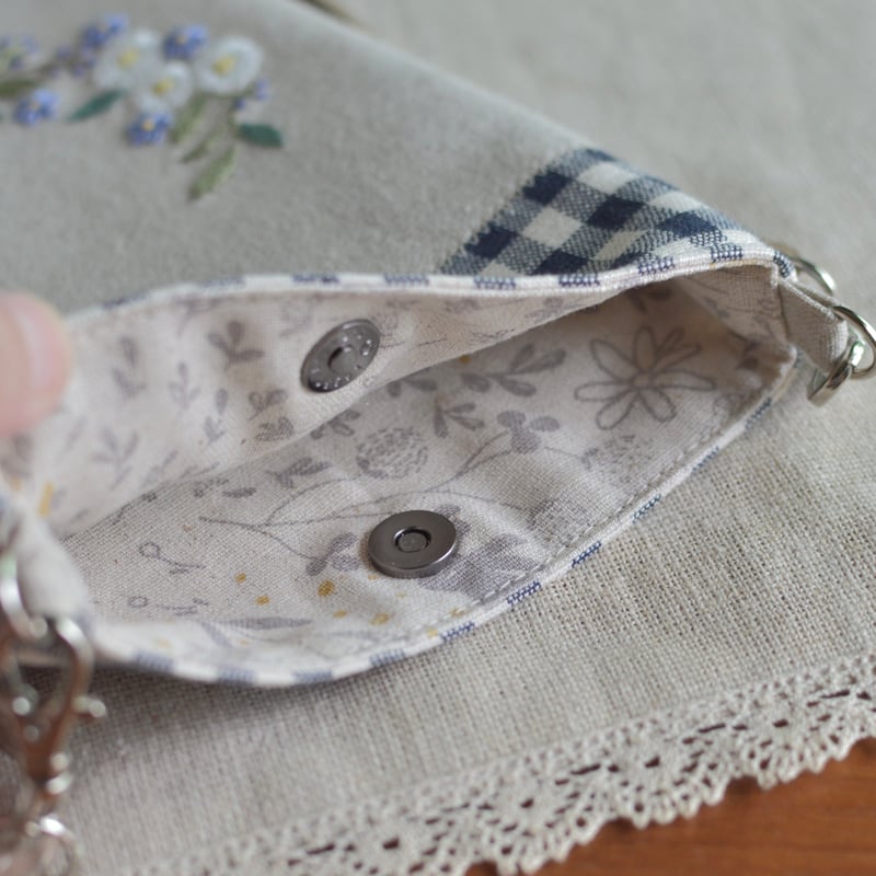 花刺繍のスマホショルダー（紺） | アトリエ＊ノート