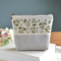 グリーンの刺繍ポーチ