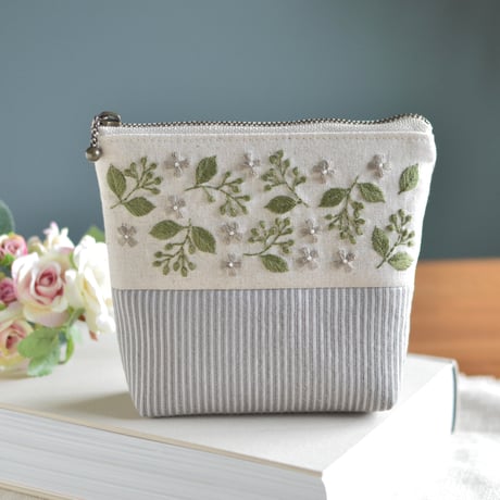 グリーンの刺繍ポーチ