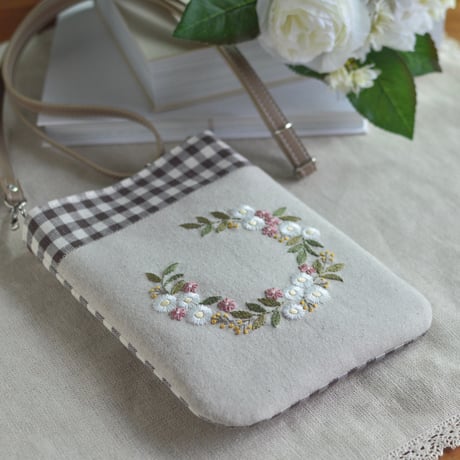 花刺繍のスマホショルダー（茶）