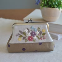 花刺繍のがま口ポーチ