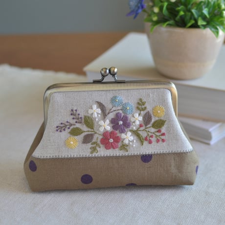 花刺繍のがま口ポーチ