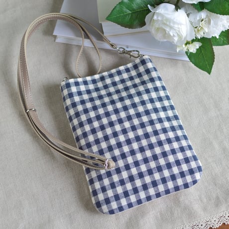 花刺繍のスマホショルダー（紺）