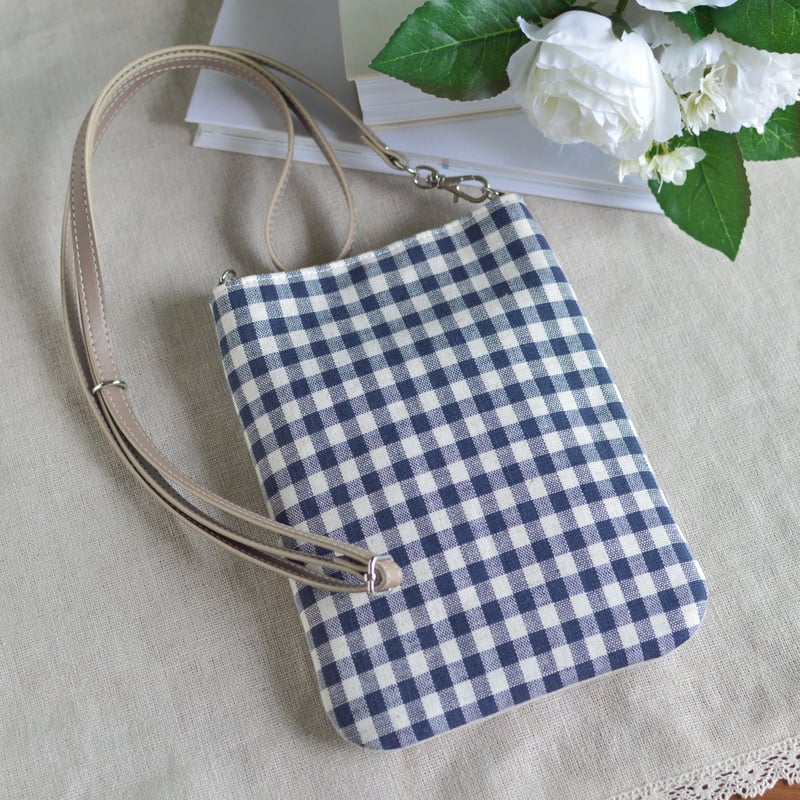 花刺繍のスマホショルダー（紺） | アトリエ＊ノート