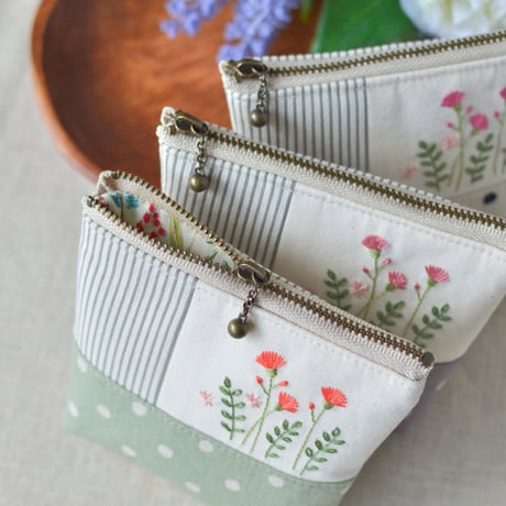 花刺繍のミニポーチ（スモーク紫）