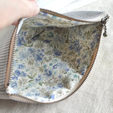 スモークパープル色の刺繍ポーチ